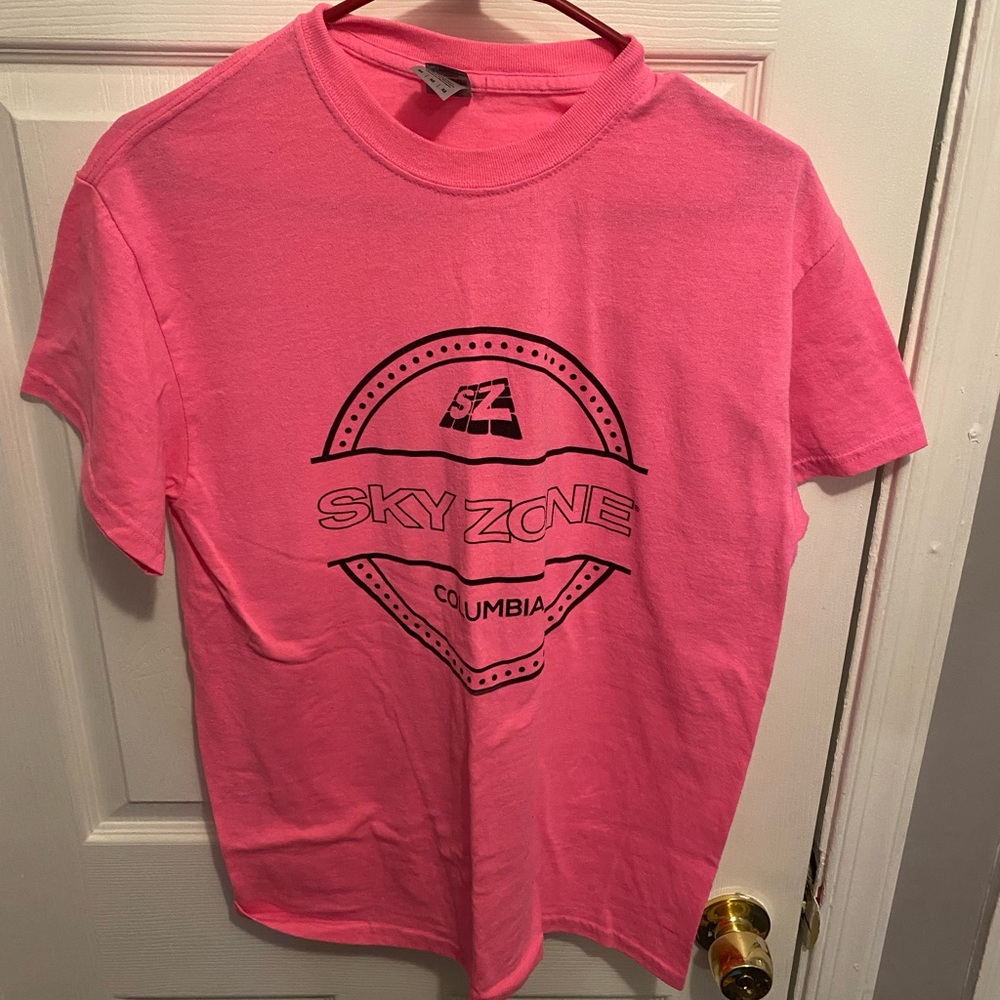 Women’s Skyzone Columbia t shirt neon pink size M Gildan